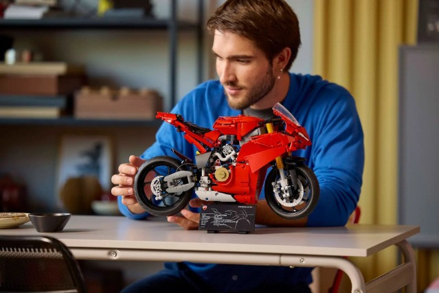 LEGO TECHNIC 42202 Motocykl Ducati Panigale V4 S - zdjęcie 6