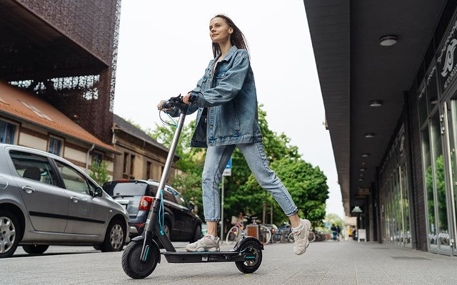 Hulajnoga elektryczna Motus Scooty 8,5 turkus - zdjęcie 2
