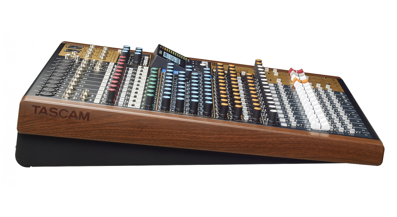 Tascam Model 16 - 14-kanałowy mikser analogowy z 16-ścieżkowym, cyfrowym rejestratorem - zdjęcie 3