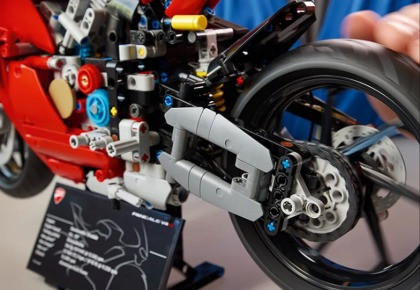 LEGO TECHNIC 42202 Motocykl Ducati Panigale V4 S - zdjęcie 4