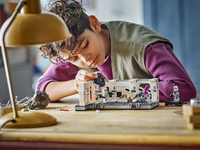 LEGO Star Wars 75387 Wejście na pokład statku kosmicznego Tantive IV - zdjęcie 6