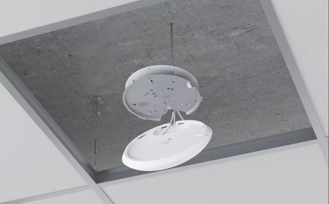 Acces Point Wi-Fi 7 Ubiquiti UniFi U7 Pro 2.4GHz(2x2)/5GHz(2x2)/6GHz(2x2) PoE+ 1x2,5G - zdjęcie 2