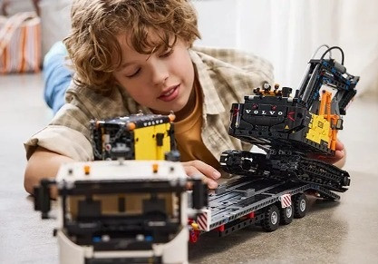 LEGO Technic 42175 Ciężarówka Volvo FMX i koparka EC230 Electric - zdjęcie 3