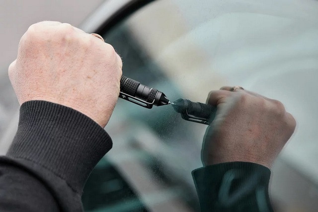 Długopis taktyczny GUARD Tactical Pen Kubotan ze zbijakiem do szyb (YC-008-BL) - zdjęcie 4