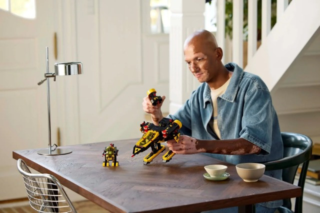 LEGO ICONS 10355 Blacktron Renegade - zdjęcie 3
