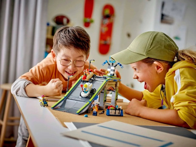 LEGO CITY 60460 Bez granic: tor z rampami dla wyścigówek - zdjęcie 3