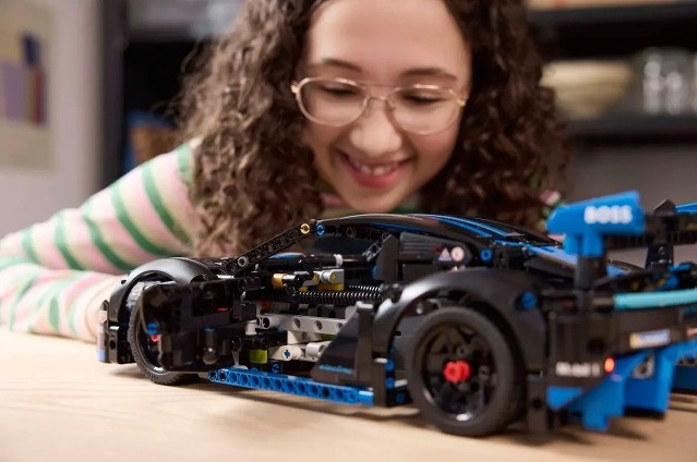 LEGO Technic 42176 Samochód wyścigowy Porsche GT4 e-Performance - zdjęcie 6