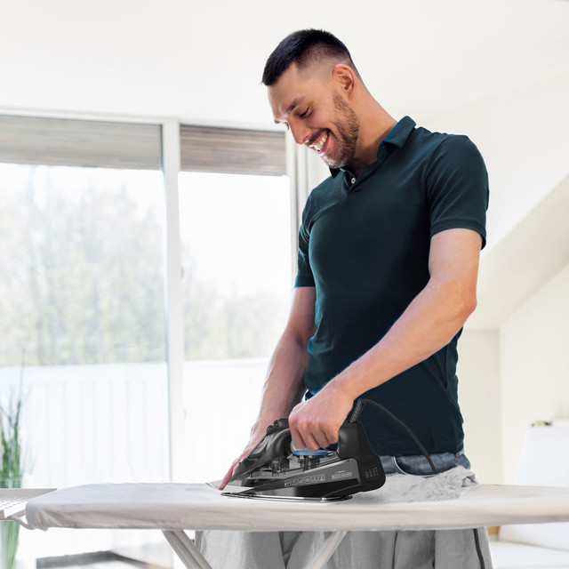 Żelazko parowe Black+Decker BXIR2805E - zdjęcie 3