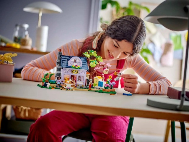 LEGO FRIENDS 42669 Dom pszczelarzy i kwiatowy ogród - zdjęcie 9