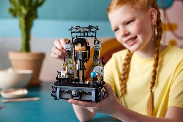 LEGO 76780 Wednesday - Figurka Wednesday Addams - zdjęcie 2