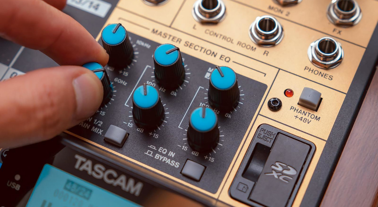 Tascam Model 16 - 14-kanałowy mikser analogowy z 16-ścieżkowym, cyfrowym rejestratorem - zdjęcie 8