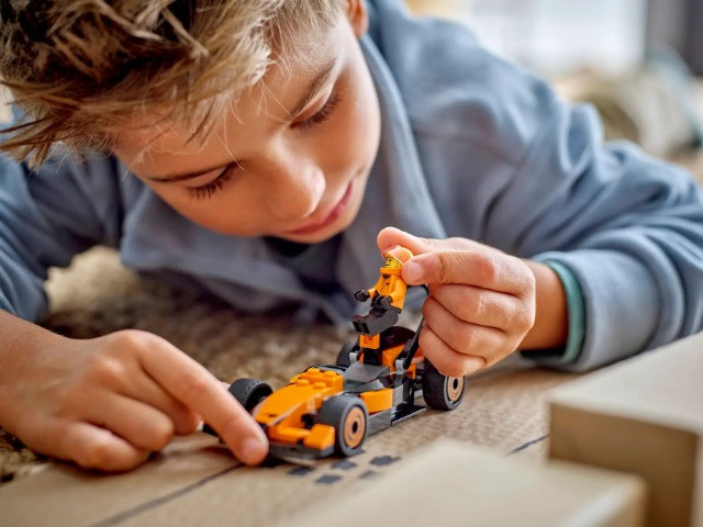 LEGO CITY 60442 F1 Kierowca i bolid McLaren - zdjęcie 6