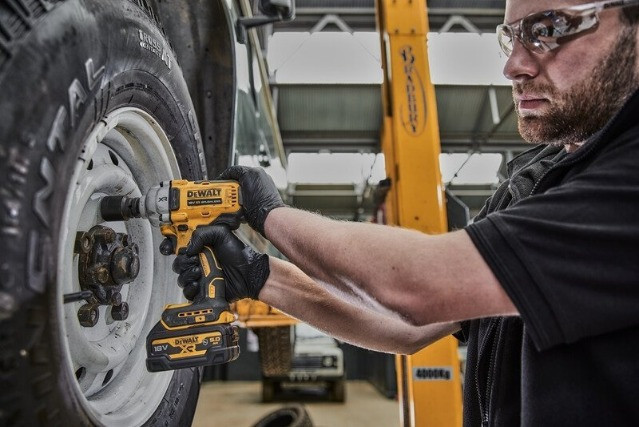 KLUCZ UDAROWY 1,/" 2X5Ah DCF891P2T DEWALT - zdjęcie 3