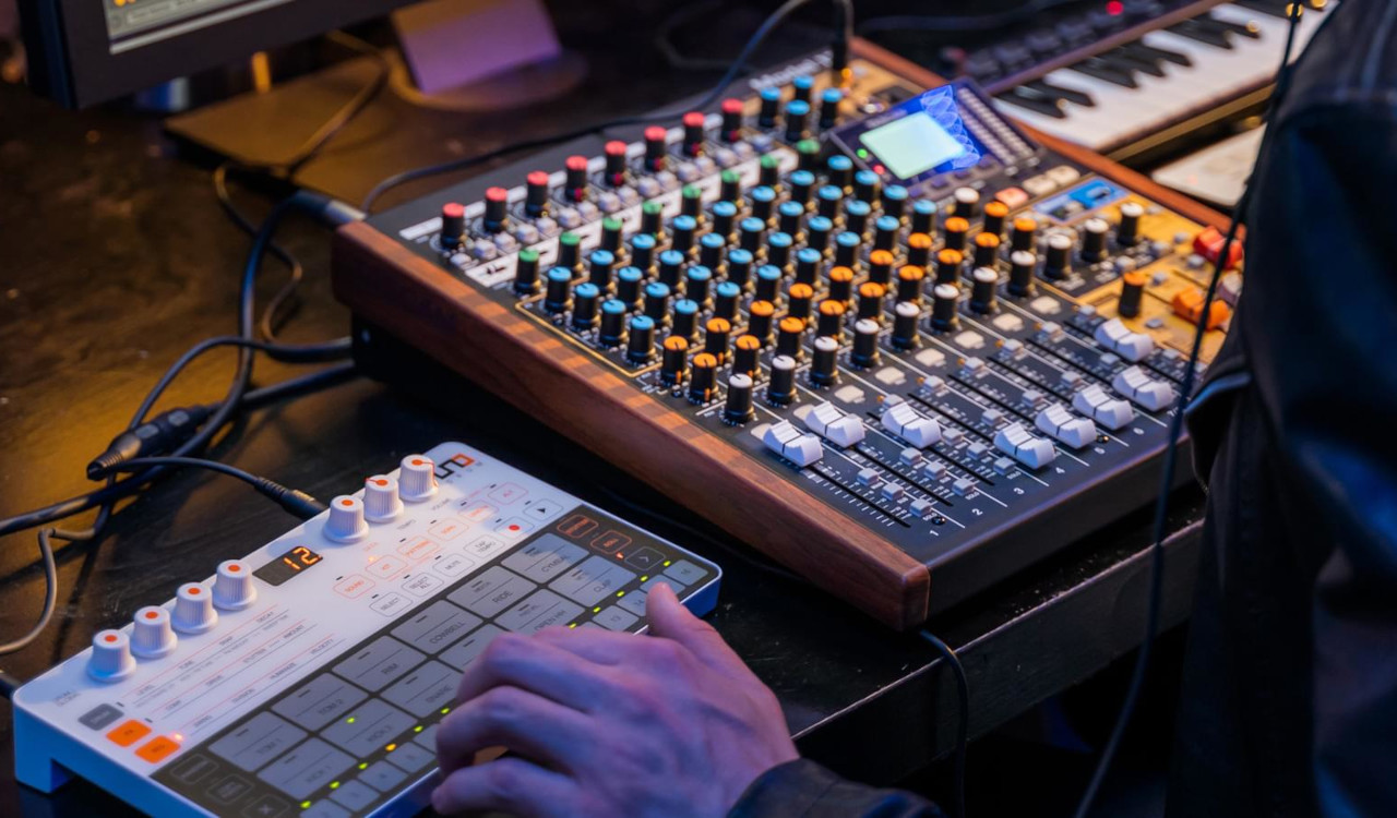 Tascam Model 12 - 10-kanałowy mikser z 12-ścieżkowym rejestratorem - zdjęcie 2