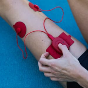 Elektrostymulator mięśni Therabody PowerDot 2.0 Uno czerwony - zdjęcie 3