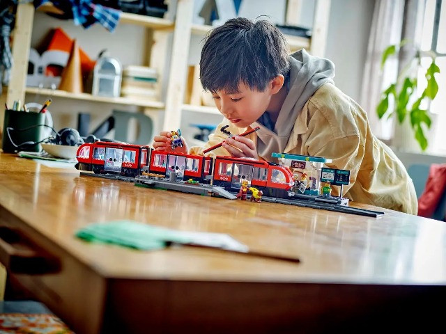 LEGO City 60423 Tramwaj miejski ze stacją - zdjęcie 6