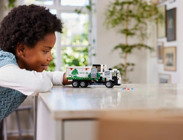 LEGO TECHNIC 42167 Śmieciarka Mack® LR Electric - zdjęcie 6